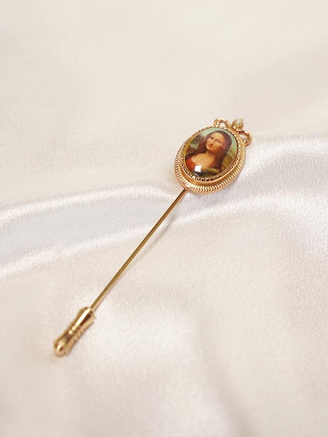 the Mona Lisa brooch pin