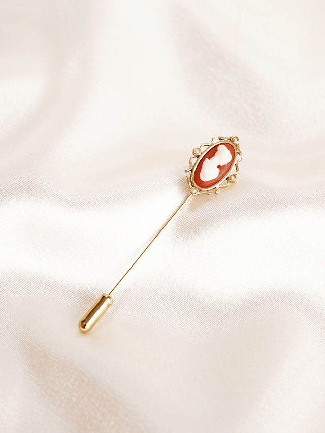 [Avon] 1978 cameo pin brooch